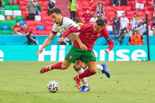 Mats Hummels, DFB 5 compete for the ball, tackling, duel, header, zweikampf, action, fight against Cristiano RONALDO, Por 7 in the Group F match PORTUGAL - GERMANY 2-4 at the football UEFA European Championships 2020 in Season 2020 2021 on June 19, 2021 in Munich, Germany.