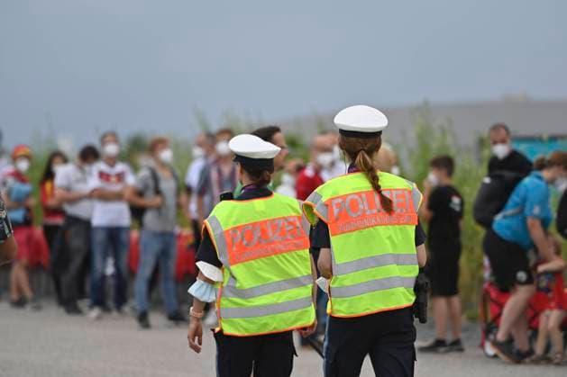 Feature, policewomen in front of the entrance queue, police, security, control, group phase, preliminary round group F, game M36, Germany GER Hungary HUN 2 2, on 23 06 2021 in Munich Germany, football arena alliance arena football EM 2020 from 11 06 2021 11 07 2021