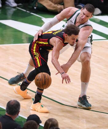 June 25, 2021, Milwaukee, WI, USA: The Milwaukee Bucks Brook Lopez, top, steals from the Atlanta Hawks Trae Young during the second quarter in Game 2 of the NBA, Basketball Herren, USA Eastern Conference Finals on Friday, June 25, 2021, at Fiserv Forum in Milwaukee. The Bucks won, 125-91, to even the series. Milwaukee USA - ZUMAm67_ 0122918900st Copyright: xThexAtlantaxJournal-Constitutionx