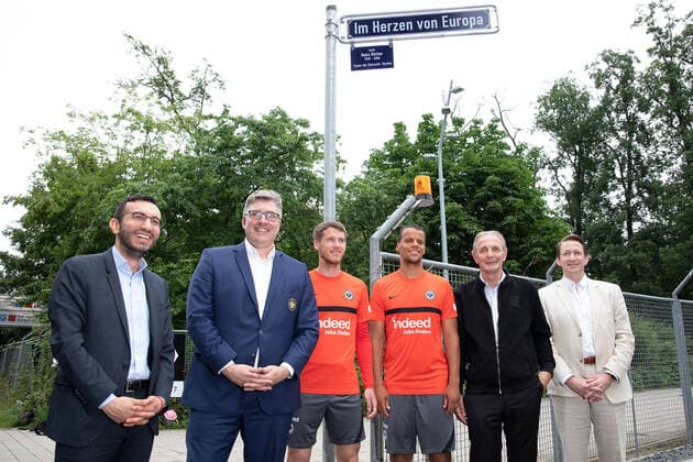 Frankfurt on 5 July 2021, inauguration street sign In the heart of Europe in the ProfiCamp of Eintracht Frankfurt, official inauguration of the new address and unveiling of the street sign despor, emonline, rmspor v l , City Councilor Mike Josef, unveiling of the street sign , Axel Hellmann Member of the Board of Eintracht Frankfurt Fußball AG , Erik Durm Eintracht Frankfurt , Timothy Chandler Eintracht Frankfurt , Charly Körbel and Vorsteher Christian Becker Stadt Frankfurt Sachsenhausen DFL REGULATIONS PROHIBIT ANY USE OF PHOTOGRAPHS AS IMAGE SEQUENCES AND OR QUASI VIDEO Copyright: JoaquimxFerreira