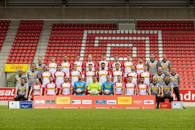 Media day SSV Jahn Regensburg 2021 2022 SSV Jahn Regensburg 2 BL, date 2021 2022, team photo, hi row v li Tobias Rutzinger, Björn Zempelin, Leon Guwara, Christoph Moritz, Carlo Boukhalfa, Max Besuschkow, Erik Wekesser, David Otto, Aygün Yildrim, Thomas Barth, Ronny Zeiß, mi row v li Klaus Schneider, Andreas Harlass Neuking, Sebastian Nachreiner, Steve Breitkreuz, Scott Kennedy, Kaan Caliskaner, Andrà Becker, Andreas Albers, Benedikt Gimber, Jan Elvedi, Sebastian Dreier, Mersad Selimbegovic, vo row v li Reinhold Reisinger, Jan Niklas Beste, Haralambos Makridis, Jann George, Thorsten Kirschbaum, Alexander Meyer, Kevin Kunz, Benedikt Saller, Konrad Faber, Sarpreet Singh, Jonas Meier, Markus Palionis