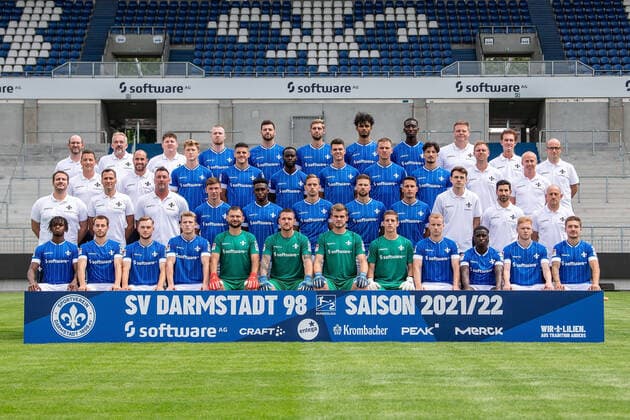 12 07 2021, xfux, football 2 Bundesliga, SV Darmstadt 98, 2 BL, porträttermin 2021 2022, team photo, emonline, emspor, v l hi row v li physiotherapist Dirk Schmitt, supervisor Michael Richter, supervisor Jonas Nietzel, Thomas Mattias Poppler Isherwood, Luca Pfeiffer, Lasse Sobiech, Aaron Seydel, Patric Pfeiffer, team doctor Dr Philip Jessen, team doctor Dr Ingo Schwinnen, team doctor Dr Alexander Lesch, 3rd row from left team manager Michael Stegmayer, coach Matthias Neumann, Clemens Riedel, Emir Karic, Erich Berko, Mathias Honsak, Philipp Tietz, Ensar Arslan, physiotherapist Bjoern Rein, physiotherapist Sebastian Pommer, 2nd row from left rehab coach Florian Bauer, athletic trainer and video analyst Kai Peter Schmitz, goalkeeper coach Dimo Wache, Benjamin Goller, Frank Ronstadt, Jannik Mueller, Tobias Kempe, Fabian Schnellhardt, co-trainer analysis Maximilian Hahn, Co-coach Ovid Hajou, coach Torsten Lieberknecht, front row from left John Peter Sesay, Matthias Bader, Adrian Stanilewicz, Tim Skarke, Steve Kroll, Marcel Schuhen, Morten Behrens, Antonis Makatounakis, Fabian Holland, Braydon Manu, Leon Mueller, Marvin Mehlem Darmstadt