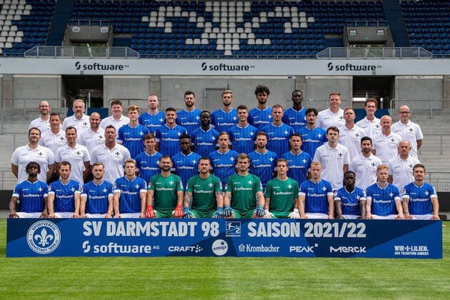 12 07 2021, xfux, football 2 Bundesliga, SV Darmstadt 98, 2 BL, porträttermin 2021 2022, team photo, emonline, emspor, v l hi row v li physiotherapist Dirk Schmitt, supervisor Michael Richter, supervisor Jonas Nietzel, Thomas Mattias Poppler Isherwood, Luca Pfeiffer, Lasse Sobiech, Aaron Seydel, Patric Pfeiffer, team doctor Dr Philip Jessen, team doctor Dr Ingo Schwinnen, team doctor Dr Alexander Lesch, 3rd row from left team manager Michael Stegmayer, coach Matthias Neumann, Clemens Riedel, Emir Karic, Erich Berko, Mathias Honsak, Philipp Tietz, Ensar Arslan, physiotherapist Bjoern Rein, physiotherapist Sebastian Pommer, 2nd row from left rehab coach Florian Bauer, athletic trainer and video analyst Kai Peter Schmitz, goalkeeper coach Dimo Wache, Benjamin Goller, Frank Ronstadt, Jannik Mueller, Tobias Kempe, Fabian Schnellhardt, co-trainer analysis Maximilian Hahn, Co-coach Ovid Hajou, coach Torsten Lieberknecht, front row from left John Peter Sesay, Matthias Bader, Adrian Stanilewicz, Tim Skarke, Steve Kroll, Marcel Schuhen, Morten Behrens, Antonis Makatounakis, Fabian Holland, Braydon Manu, Leon Mueller, Marvin Mehlem Darmstadt
