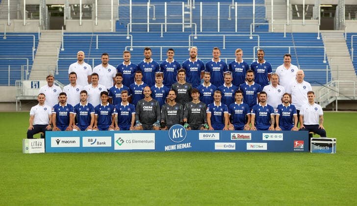Karlsruher SC Portrait Date Season 2021 2022 Top row f l n r Goalkeeping coach Markus Miller, Athletics coach Florian Böckler, Christoph Kobald, Lukas Fröde, Lazar Mirkovic, Philipp Hofmann, Robin Bormuth, Tim Breithaupt, Daniel Gordon, Witness Torsten Merkel Middle row f l n r Managing Director Sport Oliver Kreuzer, Head coach Christian Eichner, Co coach Zlatan Bajramovic, Fabio Kaufmann, Philip Heise, Dominik Kother, Paul Löhr, Marc Lorenz, Sebastian Jung, Fabian Schleusener, team doctor Dr Marcus Schweizer, team manager Burkhard Reich Bottom row f l n r physiotherapist Matteo Poppert, Malik Batmaz, Leon Jensen, Kyoung Rok Choi, Janis Rabold, Markus Kuster, Marius Gersbeck, Max Weiß, Marco Thiede, Marvin Wanitzek, Jer™me Gondorf, Lucas Cueto, physiotherapist Johannes Haberlandt, Karlsruher SC, 2 Bundesliga, porträttermin 2021 2022
