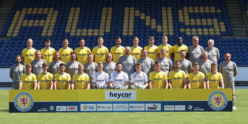 Eintracht Braunschweig 3 Liga, Portraettermin 2021 2022, Team photo, hi Reihev li Bryan Henning, Maurice Multhaup, Jannis Kleeberg, Niko Kijewski, Felix Stumpe, Robin Krauße, Martin Kobylanski, Yari Otto, Luis Görlich, Iba May, Christian Skolik Zeugwart, bus driver, Berthold Schliwa caretaker middle row from left Michael Schiele head coach , Matthias Lust Co Trainer , Marc Pfitzner Co Trainer , Janning Michels athletics and rehab coach, Marcel Goslar Videoanalyst , Manfred Petz Goalkeeper Trainer , Dr Alexander Ruhe Chiropractor , Florian Brand Team Doctor , Holm Stelzer Team Manager , Simon Fitzner Internist , Florian Horn Physiotherapist , Goce Janevski Head of Physiotherapy Bottom row from left Benjamin Girth, Danilo Wiebe, Jannis Nikolaou, Brian Behrendt, Lennart Schulze Kökelsum, Jasmin Fejzic, Yannik Bangsow, Michael Schultz, Nick Proschwitz, Luc Ihorst, Lasse Schlüter