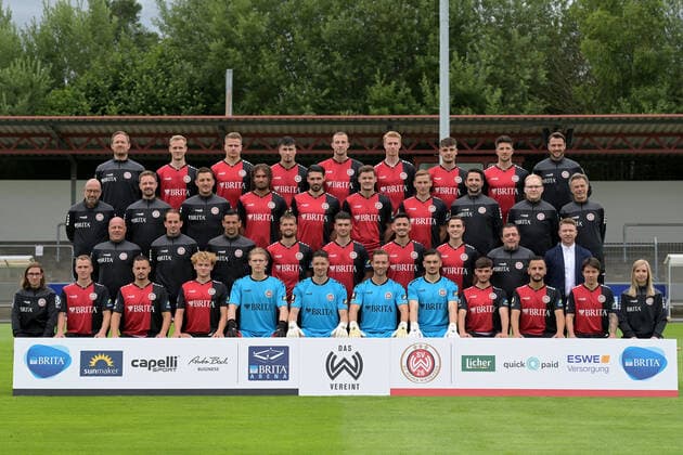 15 07 2021, xjhx, football 3 league, SV Wehen Wiesbaden team photo team photo and portrait date 2021 2022 emspor, first row f l team manager Julia Wallraff, Emanuel Taffertshofer, Sebastian Mrowca, Benedict Hollerbach, Lucas Becker, Florian Stritzel, Tim Boss, Arthur Lyska, Ben Bischof, Mehmet Kurt, Dominik Prokop, Physiotherapist Shaline Deuchert, second row f l Co Trainer Mike Krannich, Head Coach Ruediger Rehm, Goalkeeper Coach Marjan Petkovic, Johannes Wurtz, Nico Rieble, Jozo Stanic, Gianluca Korte, Coach Torsten Conradi, Sporting Director Paul Fernie, third row from l Team Doctor Dr Achim Bitschnau, Team Doctor Dr Michael Mueller, Team Doctor Dr Michael Hoestermann, Kevin Lankford, Sascha Mockenhaupt, Stefan Stangl, Marc Lais, Head Physiotherapist Juergen Kern, Senior Scout Analyst Philipp Gruendler, Team Doctor Dr Tammo Quitzau, fourth row from l Athletic Trainer Sebastian Wagener, Lucas Brumme, Florian Carstens, Ahmet Guerleyen, Gustaf Nilsson, Bjarke Jacobsen, Gino Fechner, Dennis Kempe, Co Trainer Nils Doering DFL DFB REGULATIONS PROHIBIT ANY USE OF PHOTOGRAPHS as IMAGE SEQUENCES and or QUASI VIDEO Wehen