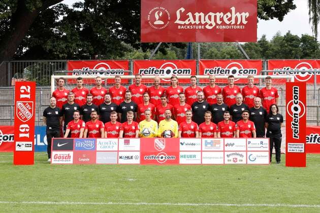 15 07 2021, Wilhelm Langrehr Stadion, Garbsen, 3 Liga, TSV Havelse Team photo and portrait appointment, in picture Top row from left Linus Meyer, Erik Henschel, Julius Langfeld, Tobias Foelster, Niklas Tasky, Jonas Sonnenberg, Fynn Lakenmacher, Fynn Arkenberg, Julius Dueker, Noah Plume, Vico Meien, Marco Schleef Middle row from left Matthias Limbach, Ruediger Ziehl, Yannic Thiel, Marc Windhorn, Claas Benk, Jannis Neugebauer, Julian Rufidis, Yannik Jaeschke, Nils Engelking, Joachim Stutzer, Daniel Rosenbusch, Josef Dikutz, Kerstin Schneidereit Bottom row from left Deniz Cicek, Denis Kina, Oliver Daedlow, Torben Engelking, Norman Quindt, Alexander Dlugaiczyk, Ilir Qela, Niklas Teichgraeber, Nils Piwernetz, Nikos Elfert TSV Havelse Team photos