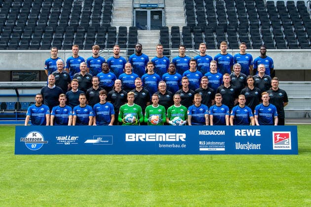 SC Paderborn 07 2 BL, Porträttermin 2021 2022, Team photo, hi row f l Ron Schallenberg, Jasper van der Werff, Antony Evans, Jannis Heuer, Prince Osei Owusu, Uwe Hünemeier, Marcel Correia, Dennis Srbeny, Felix Platte, Maximilian Thalhammer, Johannes Dörfler 2 row f l Team doctor Dr Hans Walter Hemmen, team doctor Dr Lutz Mahlke, Jamilu Collins, Sven Michel, Marco Schuster, Frederic Ananou, John Iredale, Chris Führich, team doctor Dr Matthias Porsch, team doctor Dr Karl Friedrich Schünemann 3 row from left Managing Director Sport Fabian Wohlgemuth, Team Manager Robin Trost, Physiotherapist Jörg Liebeck, Physiotherapist Robert Wezorke, Physiotherapist Jakob Haunerland, Coach Michael Heppner, Athletics Coach Johannes Thienel, Video Analyst Eduard Schmidt, Goalkeeper Coach Nico Burchert, Co-coach Frank Fröhling, head coach Lukas Kwasniok from left to right Jesse Tugbenyo, Jonas Carls, Julian Justvan, Justus Henke, Moritz Schulze, Leopold Zingerle, Jannik Huth, Luca Marseiler, Fabrice Hartmann, Kai Pröger, Pascal Steinwender Copyright: xDavidxInderliedx