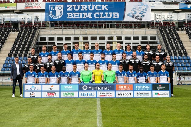 Back row from left Oliver Poranzke Team Doctor , Connor Krempicki, Raphael Obermair, Florian Kath, Julian Weigel, Leon Schmökel, Luca Schuler, Korbinian Burger, Julian Rieckmann, Adrian Malachowski, Leon Bell Bell, Lars Mertelmeyer Rehab and Athletic Trainer , Kevin Waliczek Spielanalyst Middle row from left Otmar Schork Managing Director Sport , Heiko Horner Team Manager Zeugwart , Philipp Brix Physiotherapist , Tino Meyer Physiotherapist , Dr Jan Philipp Schüttrumpf Team Doctor , Maximilian Franzke, Alexander Bittoff, Tobias Müller, Kai Brünker, Tim Sechelmann, Matthias Tischer Goalkeeper Coach , Matthias Mincu Co Trainer , AndrŽ Kilian Co Trainer , Christian Titz Head Coach , Silvio Bankert Co Trainer Front row from left Nico Granatowski, Jason Ceka, Baris Atik, Amara CondŽ, Tobias Knost, Tom Schlitter, Dominik Reimann, Benjamin Leneis, Henry Rorig, Luka Sliskovic, Sirlord Conteh, Ole Hoch, Andreas Müller 3 Liga 2021 2022 official photo session 1 FC Magdeburg at the MDCC Arena in Magdeburg Germany, Football, Men,GER,15 07 2021 Pressebuero Schroedter