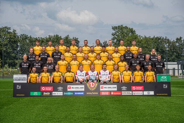 SG Dynamo Dresden 2 BL, portrait date 2021 2022, team photo, back row from left to right Simon Gollnack 38 , Antonis Aidonis 23 , Pascal Sohm 9 , Christoph Daferner 33 , Michael Sollbauer 21 , Yannick Stark 5 , Paul Will 28 , Panagiotis Vlachodimos 7 , Robin Becker 16 3 row from left to right Tobias Lange Physiotherapist , Korbinian Dötter Doetter Physiotherapist , Julian Binder Physiotherapist , Philipp Hosiner 14 , Patrick Weihrauch 10 , Morris Schröter Schroeter 17 , Ransford Yeboah Königsdörffer Koenigsdoerffer 35 , Brandon Borrello 25 , Dr Onays Al Sadi Team Doctor , Kenta Kambara Witness , Marie Jenhardt Team Manager 2 Row from left to right Alexander Schmidt Head Coach , Ferydoon Zandi Co Coach , Heiko Scholz Co Coach , Kevin Ehlers 39 , Tim Knipping 4 , Sebastian Mai 26 , Phil Harres 29 , Heinz Mörschel Moerschel 8 , Michael Akoto 3 , David Yelldell Goalkeeper Coach , Matthias Grahà Athletic Trainer , Timon Klasen Videoanalyst 1 Row from left to right Justin Leonard Löwe Loewe 34 , Luca Herrmann 19 , Luka Stor 37 , Agyemang Diawusie 11 , Anton Mitryushkin 22 , Kevin Broll 1 , Patrick Wiegers 24 , Max Kulke 36 , Jonas Kühn Kuehn 27 , Jong min Seo 20 , Chris Löwe Loewe 15