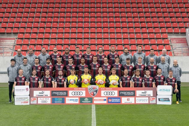 FC Ingolstadt 04 2 BL 3 , portrait date 2021 2022, team photo Back row, from left Co coach analysis Christoph Kappel, coach Michael Klattenbacher, team coordinator Marcel Posselt, Rico Preißinger, Dominik Franke, Dennis Eckert Ayensa, Caniggia Elva, Jonatan Kotzke, Fatih Kaya, Physiotherapist Stephan Retzer, Physiotherapist Georg Meyer, Physiotherapist Matthias Blaser, Dr med Michael Grubwinkler Middle row, from left Head Coach Roberto Pätzold, Co Coach Thomas Karg, Maximilian Wolfram, Selman El Baset, Filip Bilbija, Thomas Keller, Justin Butler, Stefan Kutschke, Tobias Schröck, Merlin Röhl, Arian Llugiqi, Maximilian Neuberger, Nico Antonitsch, Goalkeeping coach Robert Wulnikowski, Athletics coach Luca Schuster Front row, from left Ilmari Niskanen, Michael Heinloth, Marcel Gaus, Marc Stendera, Markus Ponath, Fabijan Buntic Robert Jendrusch, Lukas Schellenberg, Maximilian Beister, Jalen Hawkins, Patrick Sussek, Peter Kurzweg, Jan Hendrik Marx Missing Yassin Ben Balla 2 Bundesliga FC Ingolstadt 04 Photoshoot Team Photo Season 2021 2022