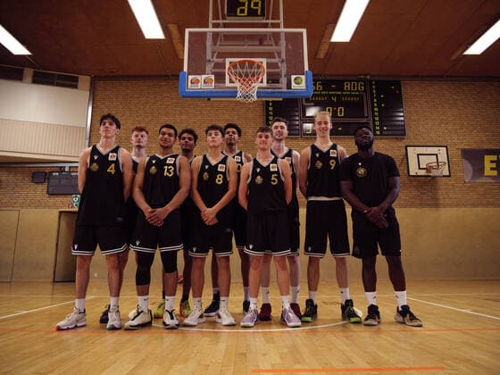 Group photo of SG Loewen Braunschweig Linus Römer 4 , Ole Pfannenschmidt 7 , Jamal Salamune 13 , Olivier Borgul 12 , Jona Schmitz 8 , Sananda Fru 10 , Jannis Nieland 5 , Niklas Walter 14 , Elias Heitmann 9 and coach Nico Dilukila after the game EWE Baskets Juniors Oldenburger TB vs Loewen Braunschweig Basketball, NBBL, 17 07 2021, Season 2021 2022, Summer League, 5 Matchday Copyright xErikxHillmer EIBNERx EP ehr EWE Baskets Juniors Oldenburger TB vs SG Junior Löwen Braunschweig Basketball, NBBL, 17 07 2021, Season 2021 2022, Summer League, 5 Matchday Oldenburg Copyright: xErikxHillmer EIBNERx EP_ehr
