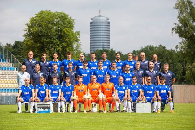 Jena , 220721 , Football Regionalliga , FC Carl Zeiss Jena , Appointment Team Photo Appointment , Portraits in the picture Back row from left to right Goalkeeper Coach Nico Hinz , Athletics Coach Gianluca Fraternali , Theo Bergmann , Patrick Scheder , Felix Rheder , Fabian Eisele , Dennis Slamar , Vasilios Dedidis , Leon Bürger , Marko Ziermann , Stefan Klasen Middle row from left to right Sports Director Tobias Werner , Coach Dirk Kunert , Co Trainer Rene Klingbeil , Co Trainer Munter Raychouni , Burim Halili , Matti Langer , Bastian Strietzel , Kevin Wolf , Team Manager Uwe Den , Physiotherapist Fabian Canarias , Team Doctor Dr Lars Bischoff Front row from left to right Maximilian Krauß , Maximilian Oesterhelweg , Marcel Hoppe , Maximilian Prokopenko , Alexis Dedidis , Tom Müller , Lukas Sedlak , Rene Lange , Silas Hagemann , Justin Schau , Lucas Stauffer