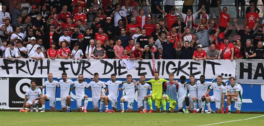 Football, Men, 2021 2022 season, Test match in Imst Austria , 1 FC Union Berlin OGC Nice, Union fans and players, cheering after the final whistle, f l Christopher Trimmel, Rick van Drongelen, Rani Khedira, Levin Öztunali, Robin Knoche, Pawel Wszolek, Niklas Kaus, Marcus Ingvartsen, goalkeeper Andreas Luthe, goalkeeper Yannic Stein, Malick Sanogo, Laurenz Dehl, Suleiman Abdullahi, Paul Jaeckel, Kevin Behrens all 1 FC Union Berlin , 24 07 2021, Copyright: xMatthiasxKochx