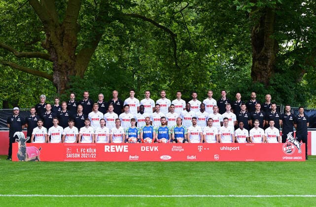 1 FC Köln 1 BL, portrait date 2021 2022, team photo Back row, from left Team doctor Dr Peter Schäferhoff, team doctor Dr Bettina Kuper, team doctor Dr Paul Klein, team manager Denis Lapaczinski, kit man Frank Almstedt, kit man Kresimir Ban, Sava Cestic, Tim Lemperle, Rafael Czichos, Dejan Ljubicic, Mark Uth, Sebastian Andersson, physiotherapist Marvin Kreuzwieser, head of physiotherapy Christian Osebold, psychologist Moritz Anderten, bus driver Michael Liebetrut Middle row, from left head coach Steffen Baumgart, co-trainer Andrà Pawlak, co-trainer Renà Wagner, assistant coach Kevin McKenna, goalkeeping coach Uwe Gospodarek, Timo Hübers, Benno Schmitz, Jorge Merà , Kingsley Schindler, Jonas Hector, Ellyes Skhiri, Anthony Modeste, Kingsley Ehizibue, Ondrej Duda, Meiko Sponsel, match analyst Denis Huckestein, match analyst Hannes Dold, athletics coach Max Weuthen, Athletic Trainer Leif Frach, Neuro Athletic Trainer Niko Romm Front row, from left Dimitrios Limnios, Philipp Wydra, Jens Castrop, Jan Thielmann, Florian Kainz, Marvin Obuz, Jonas Urbig, Marvin Schwäbe, Timo Horn, Matthias Köbbing, Salih Özcan, Louis Schaub, Noah Katterbach, Justin Diehl, Georg Strauch, Tomas Ostrak
