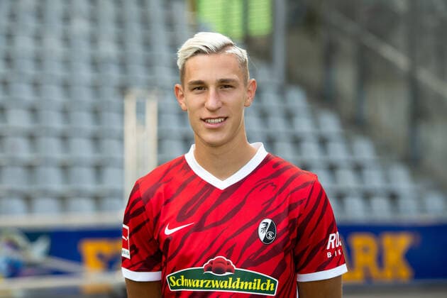 Nico Schlotterbeck SC Freiburg, 4 , GER, SC Freiburg, 29 07 2021, Media Day Fussball Bundesliga, Spielzeit 2021 2022 DFL REGULATIONS PROHIBIT ANY USE OF PHOTOGRAPHS AS IMAGE SEQUENCES AND OR uerthQUASI VIDEO GER, SC Freiburg, 29 07 2021, Media Day Fussball Bundesliga, Spielzeit 2021 2022 Freiburg Copyright: xEibnerxPressefotox EP_EER
