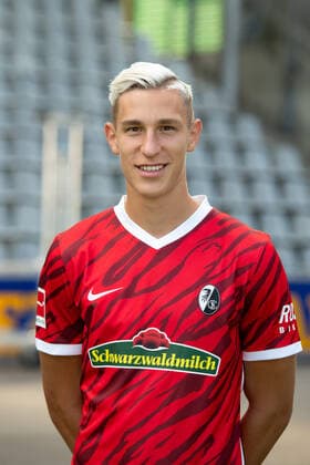 Nico Schlotterbeck SC Freiburg, 4 , GER, SC Freiburg, 29 07 2021, Media Day Fussball Bundesliga, Spielzeit 2021 2022 DFL REGULATIONS PROHIBIT ANY USE OF PHOTOGRAPHS AS IMAGE SEQUENCES AND OR uerthQUASI VIDEO GER, SC Freiburg, 29 07 2021, Media Day Fussball Bundesliga, Spielzeit 2021 2022 Freiburg Copyright: xEibnerxPressefotox EP_EER