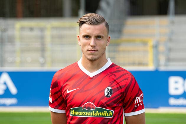 Ermedin Demirovic SC Freiburg, 11 , GER, SC Freiburg, 29 07 2021, Media Day Fussball Bundesliga, Spielzeit 2021 2022 DFL REGULATIONS PROHIBIT ANY USE OF PHOTOGRAPHS AS IMAGE SEQUENCES AND OR uerthQUASI VIDEO GER, SC Freiburg, 29 07 2021, Media Day Fussball Bundesliga, Spielzeit 2021 2022 Freiburg Copyright: xEibnerxPressefotox EP_EER