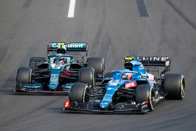 31 OCON Esteban (fra), Alpine F1 A521, 05 VETTEL Sebastian (ger), Aston Martin F1 AMR21, action during the Formula 1 Magyar Nagydij 2021, Hungarian Grand Prix, 11th round of the 2021 FIA Formula One World Championship, WM, Weltmeisterschaft from July 30 to August 1, 2021 on the Hungaroring, in Mogyorod, near Budapest, Hungary - FORMULE 1 : Grand Prix de Hongrie - Course - 01 08 2021 DPPI PANORAMIC _V2_3419