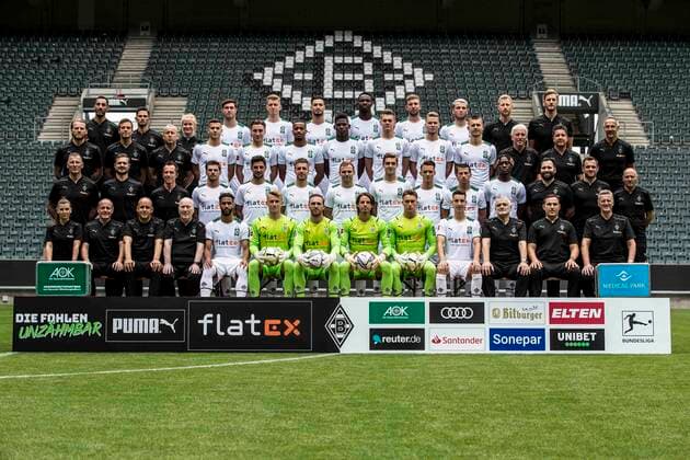 VfL Borussia Mönchengladbach 1 BL, portrait date 2021 2022, team photo Top row from left to right Athletics coach Alexander Mouhcine, Athletics coach Jonas Rath, Head of Nutrition and Monitoring Dr Wiebke Schlusemann, Joe Scally, Andreas Poulsen, Ramy Bensebaini, Marcus Thuram, Christoph Kramer, Louis Jordan Beyer, Athletics coach Quirin Löppert, Athletics coach Markus Müller Second row from top left to right Transition coach Eugen Polanski, Goalkeeping coach Fabian Otte, Co coach Frank Geideck, Laszlo Benes, Rocco Reitz, Alassane Plea, Breel Embolo, Matthias Ginter, Nico Elvedi, Torben Müsel, Co coach Armin Reutershahn, Co coach Christian Peintinger, Head Coach Adi Hütter Second row from bottom left to right Physiotherapist Dirk Müller, Physiotherapist Benedikt Bohnen, Masseur Adam Szordykowski, Jonas Hofmann, Lars Stindl, Patrick Herrmann, Tony Jantschke, Florian Neuhaus, Hannes Wolf, Stefan Lainer, Manu KonŽ, Physiotherapist Ron Rohloff, Head Physiotherapist Hendrik Schreiber, Assistant Coach Integration Oliver Neuville Bottom row from left to right Team Management Sedrina Schaller, Witness Manager and Bus Driver Marcus Breuer, Coach Christian Rieger, Coach Rolf Hülswitt, Keanan Bennetts, Jonas Kersken, Tobias Sippel, Yann Sommer, Jan Olschowsky, Conor Noß, Team Doctor Dr Heribert Ditzel, Team Doctor Dr Ralf Doyscher, Team Doctor Dr Stefan Hertl