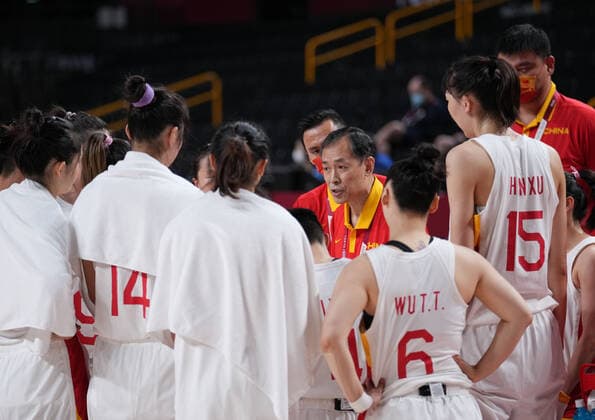 (210804) -- SAITAMA, Aug. 4, 2021 -- Xu Limin, head coach of China, instructs players during the women s basketball quarterfinal match between China and Serbia at the Tokyo 2020 Olympic Games, Olympische Spiele, Olympia, OS in Saitama, Japan, Aug. 4, 2021. ) (TOKYO2020)JAPAN-SAITAMA-OLY-BASKETBALL-WOMEN S QUARTERFINAL-CHN VS SRB MengxYongmin