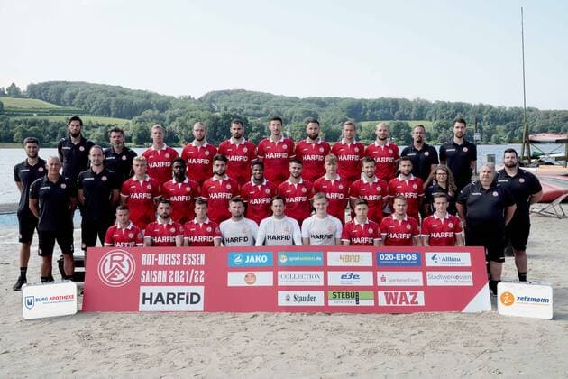 Football Regionalliga West Official photo session Rot Weiss Essen on 28 07 2021 at Seaside Beach Baldeney in Essen Team photo Team photo Rot Weiss Essen Top row Manuel Lenz Goalkeeper Coach , Carsten Wolters Co Coach , Sören Eismann, Felix Schlüsselburg, Simon Engelmann, Yannick Langesberg, Zlatko Janjic, Dennis Grote, Felix Herzenbruch, Sven Linnemann Athletics Coach , Max von Gehlen Physiotherapist Middle row Fabio Audia Co Coach , Christian Neidhart Head Coach Lars Fleischer Co Coach , Cedric Harenbrock, Daniel Heber, Josà Enrique Rios Alonso, Isaiah Young, Erolind Krasniqi, Sascha Voelcke, David Sauerland, Michel Niemeyer, Clara Fabry Sports Psychology , Peter Sommer Zeugwart , Alexander Dolls Physiotherapist Bottom row Kevin Holzweiler, Oguzhan Kefkir, Felix Heim, Raphael Koczor, Daniel Davari, Jakob Golz, Sandro Plechaty, Luca Dürholtz, Nils Kaiser xRx