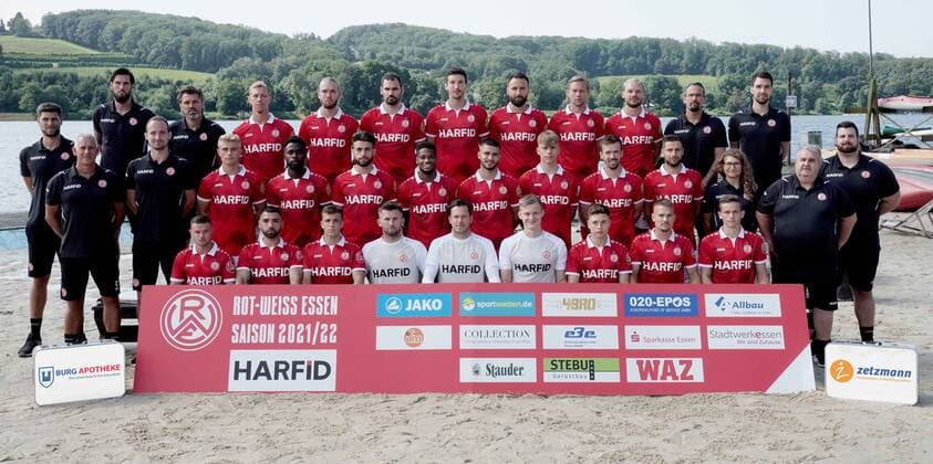 Football Regionalliga West Official photo session Rot Weiss Essen on 28 07 2021 at Seaside Beach Baldeney in Essen Team photo Team photo Rot Weiss Essen Top row Manuel Lenz Goalkeeper Coach , Carsten Wolters Co Coach , Sören Eismann, Felix Schlüsselburg, Simon Engelmann, Yannick Langesberg, Zlatko Janjic, Dennis Grote, Felix Herzenbruch, Sven Linnemann Athletics Coach , Max von Gehlen Physiotherapist Middle row Fabio Audia Co Coach , Christian Neidhart Head Coach Lars Fleischer Co Coach , Cedric Harenbrock, Daniel Heber, Josà Enrique Rios Alonso, Isaiah Young, Erolind Krasniqi, Sascha Voelcke, David Sauerland, Michel Niemeyer, Clara Fabry Sports Psychology , Peter Sommer Zeugwart , Alexander Dolls Physiotherapist Bottom row Kevin Holzweiler, Oguzhan Kefkir, Felix Heim, Raphael Koczor, Daniel Davari, Jakob Golz, Sandro Plechaty, Luca Dürholtz, Nils Kaiser xRx
