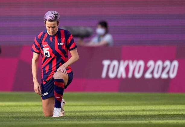 Mandatory Credit: Photo by Masatoshi Okauchi Shutterstock (12248866ag) Megan Rapinoe taking the knee Australia v USA, international football, Women s bronze medal match, Tokyo Olympic Games, Olympische Spiele, Olympia, OS 2020, Ibaraki Kashima Stadium, Japan - 05 Aug 2021 Australia v USA, international football, Women s bronze medal match, Tokyo Olympic Games 2020, Ibaraki Kashima Stadium, Japan - 05 Aug 2021 Copyright: xMasatoshixOkauchi Shutterstockx 12248866ag