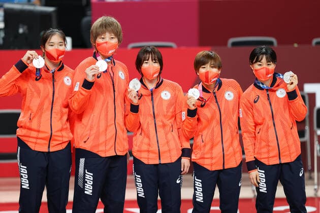 (L to R) Moeko Nagaoka, Maki Takada, Naho Miyoshi, Rui Machida, Nako Motohashi (JPN), AUGUST 8, 2021 - Basketball : Women s Medal Ceremony during the Tokyo 2020 Olympic Games, Olympische Spiele, Olympia, OS at the Saitama Super Arena in Saitama, Japan. Noxthirdxpartyxsales (166755634)