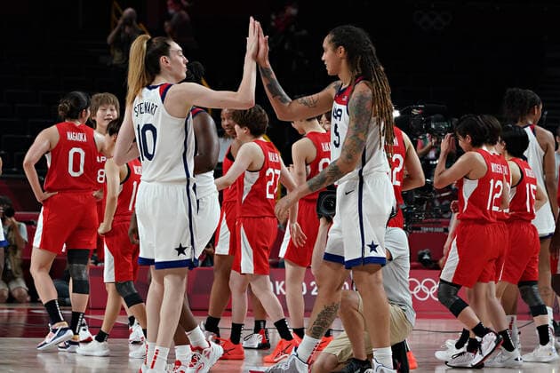 Breanna Stewart (10), high fives teammate Brittney Griner (15), of the United States, after beating Japan in the Women s Basketball finals at the Tokyo Olympic Games, Olympische Spiele, Olympia, OS in Tokyo, Japan, on Sunday, August 8, 2021. USA won gold, Japan silver and France the bronze. OLY20210808234 RICHARDxELLIS