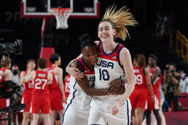 Breanna Stewart (10), embraces teammate Jewell Loyd (4) of the United States, after beating Japan in the Women s Basketball finals at the Tokyo Olympic Games, Olympische Spiele, Olympia, OS in Tokyo, Japan, on Sunday, August 8, 2021. USA won gold, Japan silver and France the bronze. OLY20210808237 RICHARDxELLIS