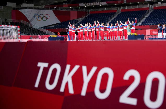 Award Ceremony, victory ceremony, Team ROC, 2nd place, Silver Medal, Silver Medallist, Silver Medallist, Team FRA, winner, winner, Olympic champion, 1st place, Gold Medal, Gold Medallist, Olympic champion, Gold Medallist, winner, Olympic champion, 1 place, Gold medal, Gold medallist, Olympic champion, Gold Medallist, ROC FRA 25 30, Handball, Gold Medal Match, WomenÕs final, WomenÕs handball final, Yoyogi National Stadium 08 08 2021 Summer Olympics 2020, from 23 07 08 2021 in Tokyo Japan.