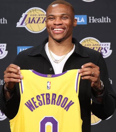August 10, 2021, Los Angeles, California, USA: The Los Angeles Lakers guard Russell Westbrook poses with his 0 jersey to the media during an introductory NBA, Basketball Herren, USA basketball press conference, PK, Pressekonferenz at Staples Center in Los Angeles, California on Tuesday, August 10, 2021. PI Los Angeles USA - ZUMAp124 20210810_zaa_p124_031 Copyright: xBURTxHARRISx