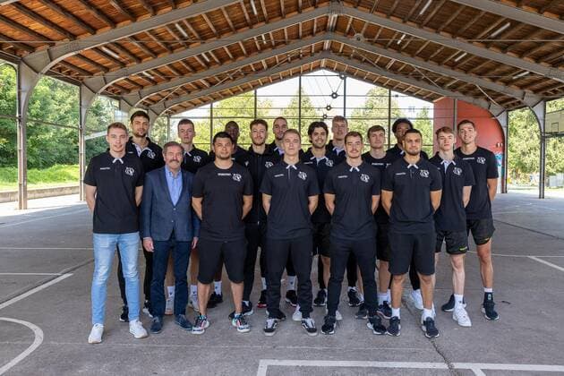 Basketball 2 Bundesliga 2021 2022 11 08 21 Start of training From left Jascha Maus Head of Business Office , Mateo Seric, Prof Dr Michael Bamberg Chief Executive Officer ,Daniel Jansson Head Coach Bakary Dibba, Joanie Gruettner Bacoul, Daniel Keppeler,Aatu Kivimaeki, Erol Ersek, Jekabs Beck, Gianni Otto, Till Soenke, Isaiah Crawley, Hussain Dassouki Assistant Coach , Timo Lanmueller, Ryan Mikesell Tigers Tuebingen training start, Tuebingen, 11 08 2021 Tuebingen Copyright: xDennisxDuddek xEibnerxPressefotox EP_DDK