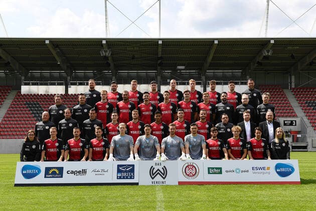 13 08 2021, xjhx, football 3 league, SV Wehen Wiesbaden, emspor, photo appointment team photo team photo portrait appointment 2021 2022, 1 row from left team manager Julia Wallraff, Emanuel Taffertshofer, Sebastian Mrowca, Thijmen Goppel, Lucas Becker, Florian Stritzel, Tim Boss, Arthur Lyska, Ben Bischof, Benedict Hollerbach, Dominik Prokop, Physiotherapist Shaline Deuchert 2 row from left Co Trainer Mike Krannich, Head Coach Rüdiger Rehm, Goalkeeper Coach Marjan Petkovic, Gianluca Korte, Johannes Wurtz, Amin Farouk, Jozo Stanic, Mehmet Kurt, Coach Torsten Conradi, Sporting Director Paul Fernie, General Manager Nico Schäfer 3rd row from left Coach Gerhard Eckel, Team Doctor Dr Michael Hoestermann, Lucas Brumme, Kevin Lankford, Nico Rieble, Maximilian Thiel, Stefan Stangl, Marc Lais, Head Physiotherapist Jürgen Kern, Senior Scout Analyst Philipp Gründler, Team Doctor Dr Tammo Quitzau 4 Row from left Athletic Trainer Sebastian Wagener, Sascha Mockenhaupt, Florian Carstens, Ahmet Gürleyen, Gustaf Nilsson, Bjarke Jacobsen, Gino Fechner, Dennis Kempe, Co Trainer Nils Döring Missing Team Doctor Dr Michael Müller, Team Doctor Dr Achim Bitschnau Wiesbaden