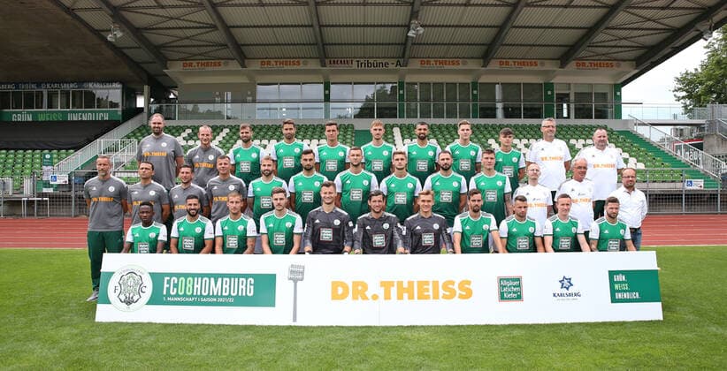 17 08 2021, xklex, Fussball Regionalliga Suedwest, FC Homburg Fototermin 2021 22 Porträttermin 2021 2022, Team photo emspor, Team photo Back from left Athletics coach Steven Berni, Athletics coach Christopher Schurig, Patrick Dulleck, Philipp Hoffmann, Tim Stegerer, Philipp Schuck, Daniel Di Gregorio, Niklas Doll, Mika Gilcher, Zeugwart und Greenkeeper Predrag Lamesic, Betreuer Altay Tsitak Middle from left Head Coach Timo Wenzel, Co Coach Joti Stamatopoulos, Co Coach Sven Sökler, Goalkeeper Coach Enver Marina, Luca Plattenhardt, Damjan Marceta, Ivan Sachanenko, Jannis Reuss, Stefano Maier, Jonas Scholz, Physiotherapist Lukas Schwegel, Team Doctor Peter Junkes, 3 Chairman and Managing Director Rafael Kowollik Front from left Abdul Sankoh, Serkan Göcer, Mart Ristl, Thomas Gösweiner, Krystian Wozniak, David Salfeld, Niklas Knichel, Marco Hingerl, Loris Weiß, Markus Mendler, Patrick Lienhard Homburg
