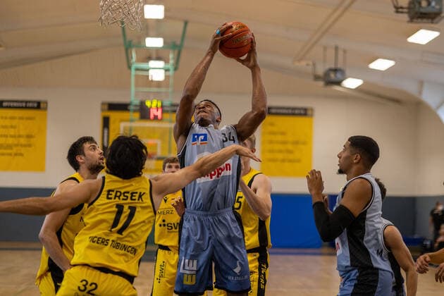 Erol Ersek Tigers Tuebingen, 11 Richmond Aririguzoh Hakro Merlins Crailsheim, 34 ¨¨Tigers Tuebingen vs HAKRO Merlins Crailsheim, 2 basketball, Bundesliga, Pro A, Barmer 2 basketball, test game, 2021 2022 season, 18 08 2021, ¨¨ Tigers Tuebingen HAKRO Merlins Crailsheim, 2 basketball, 2 Bundesliga, Barmer 2 basketball, test game, 2021 2022 season, 18 08 2021 Tuebingen. Copyright: xDennisxDuddek xEibnerxPressefotox EP_DDK