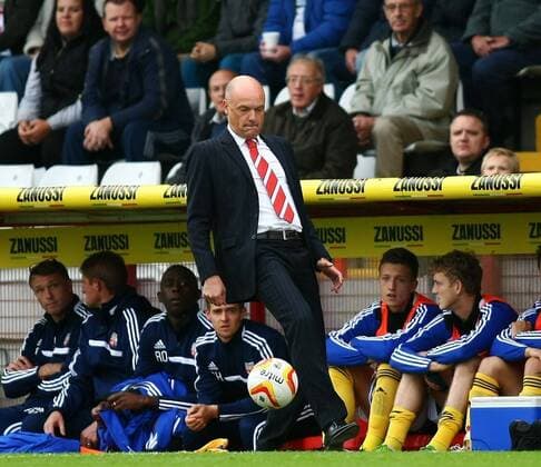 Fußball, Trainerhistorie Brentford FC von 1903 bis heute Mandatory Credit: Photo by Michael Zemanek BPI Shutterstock (3178549g) Brentford s Manager Uwe Rosler controls the ball Sky Bet League 1 2013 14, Stevenage v Brentford, Broadhall Way, Stevenage, Britain - 12 Oct 2013 EDITORIAL USE ONLY No use with unauthorised audio, video, data, fixture lists (outside the EU), club league logos or live services. Online in-match use limited to 45 images (+15 in extra time). No use to emulate moving images. No use in betting, games or single club league player publications services. Sky Bet League 1 2013 14, Stevenage v Brentford, Broadhall Way, Stevenage, Britain - 12 Oct 2013 EDITORIAL USE ONLY No use with unauthorised audio, video, data, fixture lists (outside the EU), club league logos or live services. Online in-match use limited to 45 images (+15 in extra time). No use to emulate moving images. No use in betting, games or Copyright: xMichaelxZemanek BPI Shutterstockx 3178549g