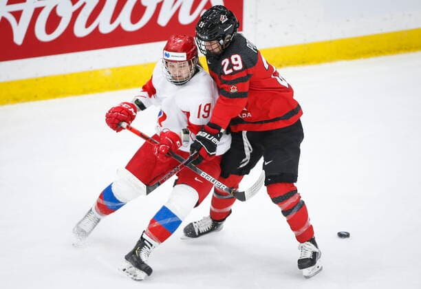 August 22, 2021, Calgary, ab, Canada: Russia s Yelena Provorova, left, is is checked by Canada s Marie-Philip Poulin during first period IIHF Women s World Championship, WM, Weltmeisterschaft hockey action in Calgary, Alta., Sunday, Aug. 22, 2021. Yelena Provorova, Marie-Philip Poulin - ZUMAc35_ 20210822_zaf_c35_069 Copyright: xJeffxMcintoshx