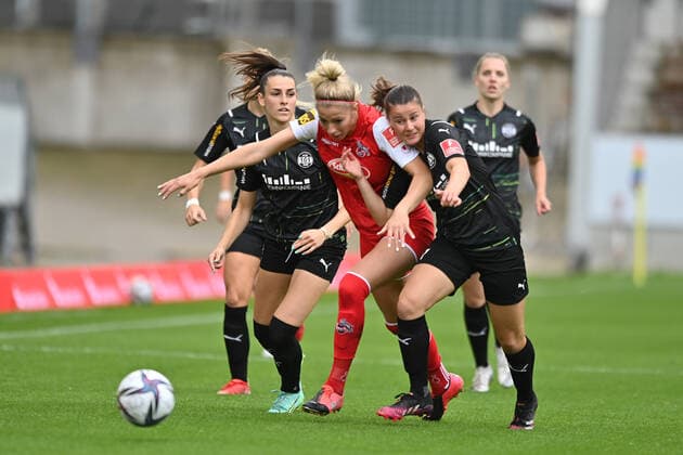 duel, duel scene, duel, tackle, tackling, dynamic, action, Sharon Beck 1 FC Koeln, 10 Katharina Piljic SGS, 27 , 8 28 2021, Essen Germany , Football, Flyeralarm Frauen Bundesliga, SGS Essen 1 FC Koeln, DFB DFL REGULATIONS PROHIBIT ANY USE OF PHOTOGRAPHS AS IMAGE SEQUENCES AND OR QUASI VIDEO xmkx