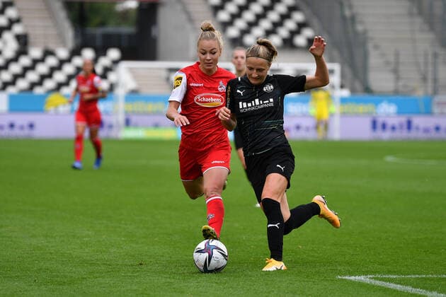 duel, duel scene, duel, tackle, tackling, dynamic, action, Weronika Zawistowska 1 FC Koeln, 24 Nina Raecke SGS, 4 , 8 28 2021, Essen Germany , Football, Flyeralarm Frauen Bundesliga, SGS Essen 1 FC Koeln, DFB DFL REGULATIONS PROHIBIT ANY USE OF PHOTOGRAPHS AS IMAGE SEQUENCES AND OR QUASI VIDEO xmkx