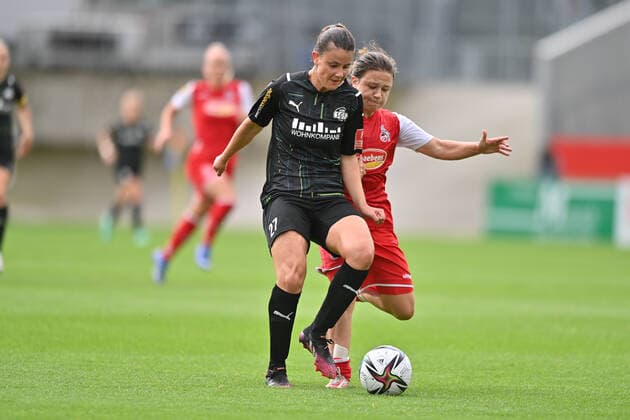duel, duel, duel, tackle, tackling, dynamic, action, Katharina Piljic SGS, 27 clears Alicia Gudorf 1 FC Koeln, 12 , 8 28 2021, Essen Germany , Football, Flyeralarm Frauen Bundesliga, SGS Essen 1 FC Koeln, DFB DFL REGULATIONS PROHIBIT ANY USE OF PHOTOGRAPHS AS IMAGE SEQUENCES AND OR QUASI VIDEO xmkx