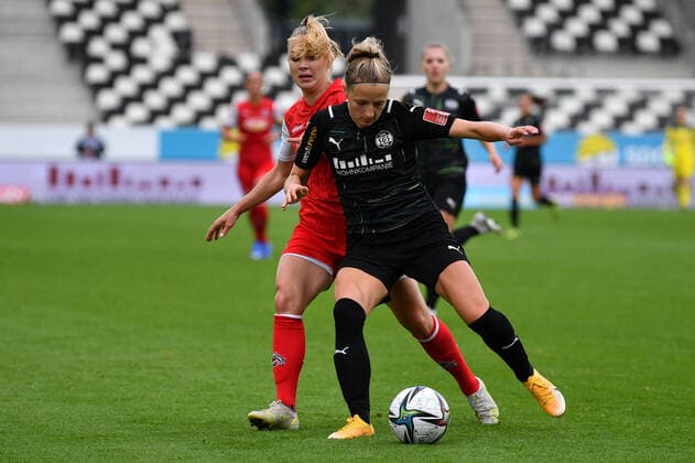 duel, duel scene, duel, tackle, tackling, dynamic, action, Weronika Zawistowska 1 FC Koeln, 24 Nina Raecke SGS, 4 , 8 28 2021, Essen Germany , Football, Flyeralarm Frauen Bundesliga, SGS Essen 1 FC Koeln, DFB DFL REGULATIONS PROHIBIT ANY USE OF PHOTOGRAPHS AS IMAGE SEQUENCES AND OR QUASI VIDEO xmkx