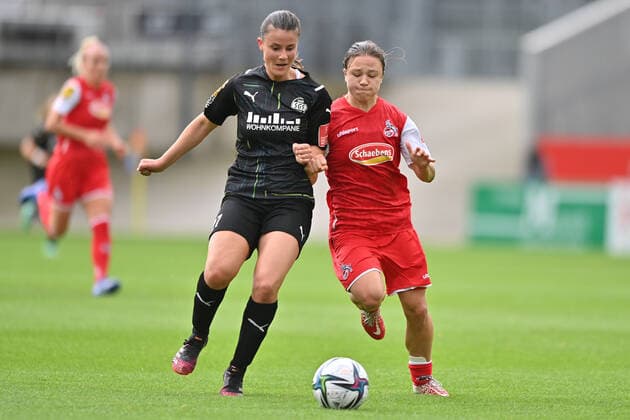 duel, duel, duel, tackle, tackling, dynamic, action, Katharina Piljic SGS, 27 clears Alicia Gudorf 1 FC Koeln, 12 , 8 28 2021, Essen Germany , Football, Flyeralarm Frauen Bundesliga, SGS Essen 1 FC Koeln, DFB DFL REGULATIONS PROHIBIT ANY USE OF PHOTOGRAPHS AS IMAGE SEQUENCES AND OR QUASI VIDEO xmkx