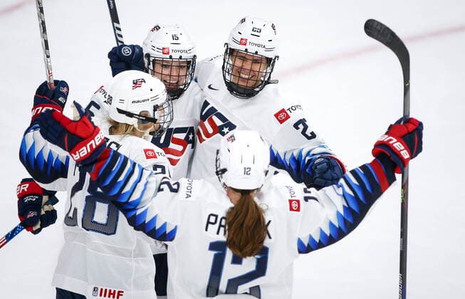 August 31, 2021, Calgary, ab, Canada: Alex Carpenter, top right, of the United States, celebrates her goal with teammates during first period gold medal final IIHF Women s World Championship, WM, Weltmeisterschaft hockey action against Canada in Calgary, Tuesday, Aug. 31, 2021. Alex Carpenter, - ZUMAc35_ 20210831_zaf_c35_069 Copyright: xJeffxMcintoshx