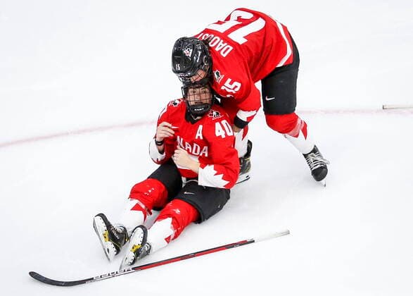 August 31, 2021, Calgary, ab, Canada: Team Canada s Melodie Daoust, right, helps Blayre Turnbull off the ice as they celebrate defeating the United States to win gold at the IIHF Women s World Championship, WM, Weltmeisterschaft in Calgary, Tuesday, Aug. 31, 2021. Blayre Turnbull, Melodie Daoust - ZUMAc35_ 20210831_zaf_c35_110 Copyright: xJeffxMcintoshx