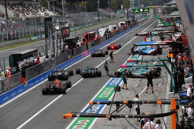 FORMULA 1 HEINEKEN GRAN PREMIO D ITALIA 2021 10 09 2021, Autodromo Nazionale di Monza, Monza, FORMULA 1 HEINEKEN GRAN PREMIO D ITALIA 2021 ,in the picture incident in the pit lane Sebastian Vettel DEU 5 , Aston Martin Cognizant Formula One Team almost drives into Lewis Hamilton GBR 44 , Mercedes AMG Petronas Formula One Team, a mechanic from Alpine F1 Team just manages to get out of the way Valtteri Bottas FIN 77 , Mercedes AMG Petronas Formula One Team, Lance Stroll CAN 18 , Aston Martin Cognizant Formula One Team, Max Verstappen NEL 33 , Red Bull Racing Honda nordphotoxGmbHx xBratic nph00250