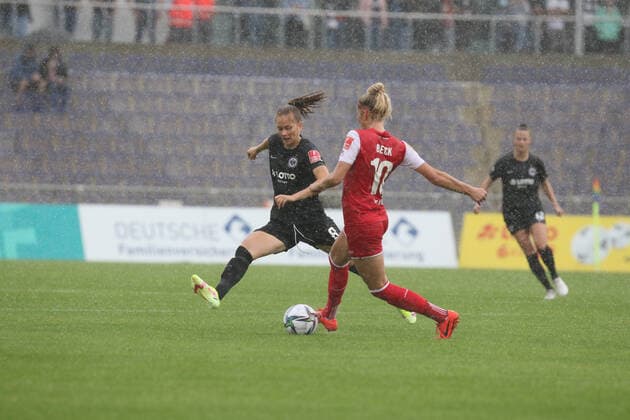 Nuesken Sjoeke, Eintracht Frankfurt, 8 ,Beck Sharon, 1 FC Koeln, 10 , DFL DFBB REGULATIONS PROBHIT ANY USE OF PHOTOGRAPHERS as IMAGE SEQUENCES and or QUASI VIDEO , GER, Football, Women 1 Bundesliga,Eintracht Frankfurt 1 FC Koeln, 11 09 2021, Frankfurt Copyright: xEibner-Pressefoto UlrichxScherbaumx EP_usm