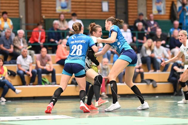 Handball I Women I Season 2021 2022 I 1 HBF I 1 Matchday I Buxtehuder SV BSV Sachsen Zwickau I 11 09 2021 Teresa von Prittwitz 28, Buxtehuder Sportverein and Liv Suechting 2, Buxtehuder Sportverein have a grip on the player of BSV Sachsen Zwickau Copyright: xBEAUTIFULxSPORTS Schlikisx