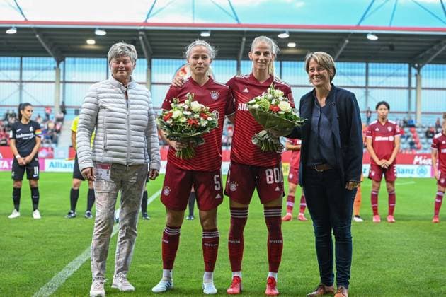 f l Manager Karin Danner FC Bayern München, FCB Hanna Glas FC Bayern München, FCB, 5 Sofia Jakobsson FC Bayern München, FCB, 80 Bianca Rech Sportliche Leitung, FCB Both players were honoured by FC Bayern München for winning the silver medal with the Swedish national team at the Olympics, 11 09 2021, Munich Germany , Football, Flyeralarm Frauen Bundesliga, FC Bayern München SC Freiburg, DFB DFL REGULATIONS PROHIBIT ANY USE OF PHOTOGRAPHS AS IMAGE SEQUENCES AND OR QUASI VIDEO xslx